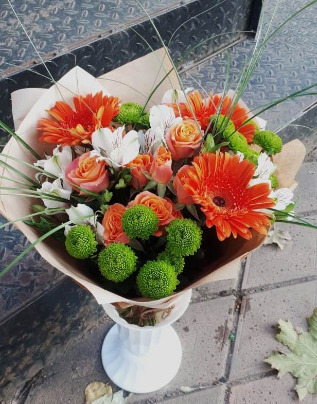 Букет цветов из: Герберы, Хризантемы, Альстромерии и Розы в Проводник