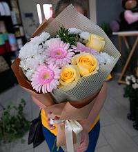 Букет цветов из:  Герберы, Розы и Хризантемы в Проводник