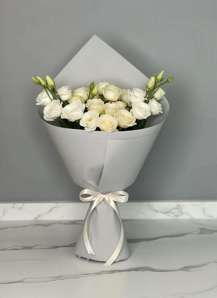 Букет цветов из: Розы и Лизиантусы в Проводник