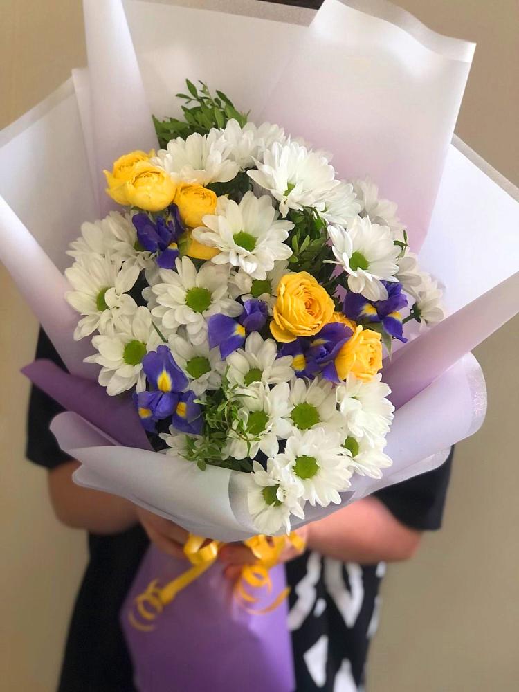 Букет цветов из: Ирисы, Хризантемы и Розы в Проводник