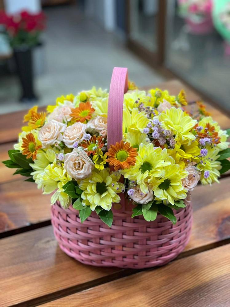 Цветочная композиция из Хризантемы и Розы в корзине в Проводник