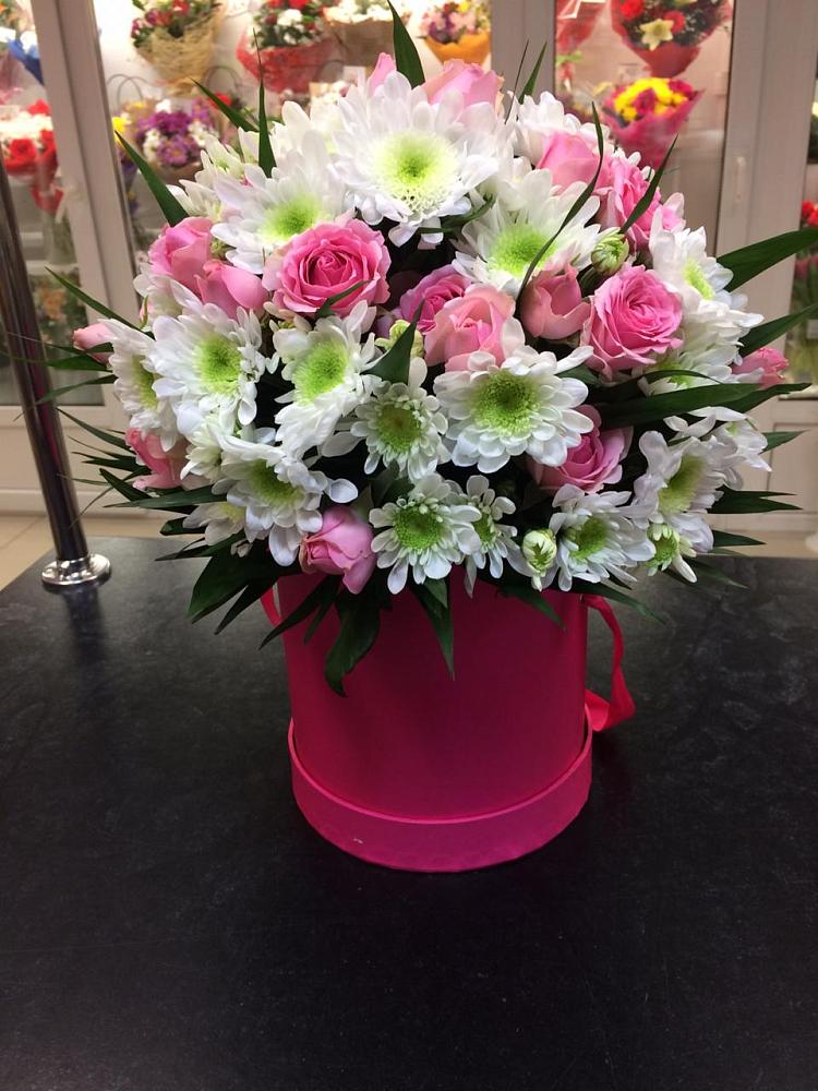 Цветочная композиция из Розы и Хризантемы в шляпной коробке в Проводник