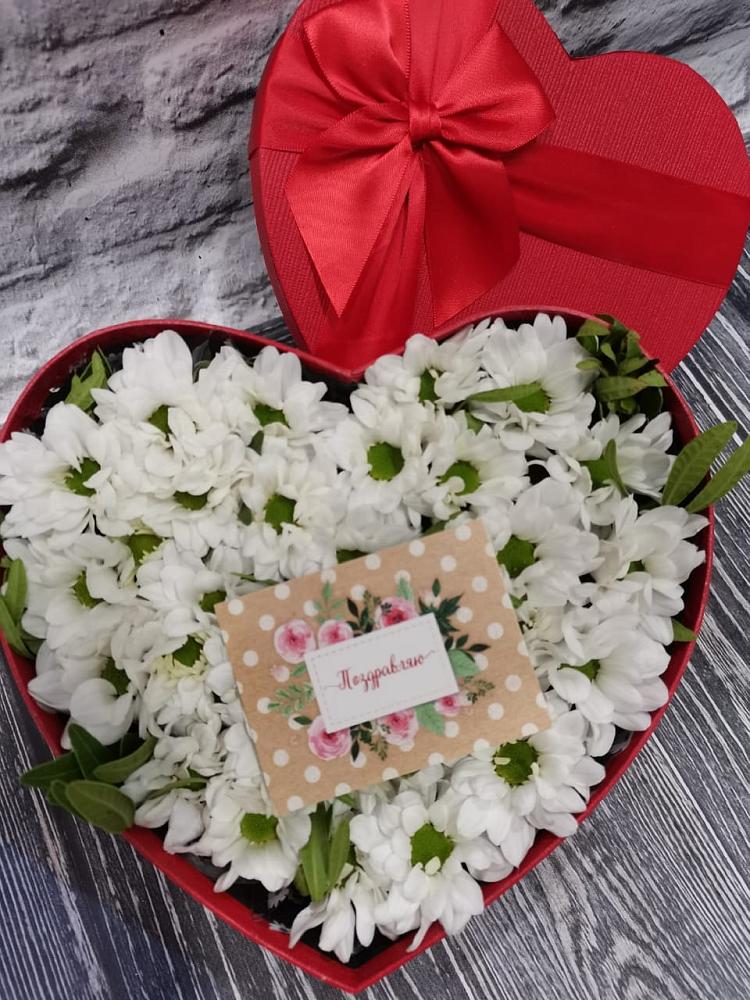 Цветочная композиция из Хризантемы в виде сердца в Проводник