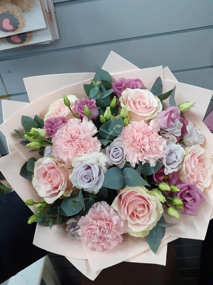 Букет цветов из: Розы, Гвоздики и Лизиантусы в Проводник